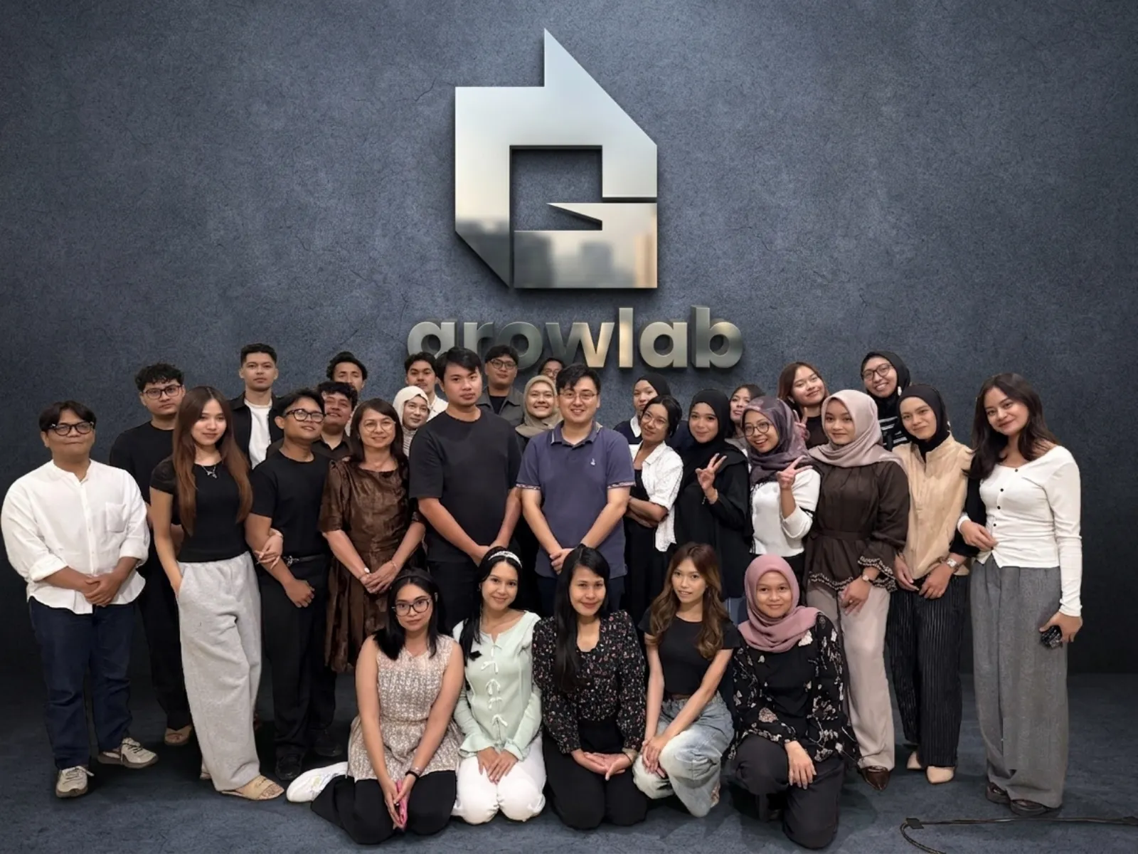 Tim Growlab sedang berdiskusi strategi marketplace